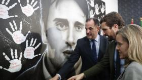 El candidato a lehendakari, Carlos Iturgaiz, (i) junto a Pablo Casado, (c) y la presidenta del PP vasco, Amaia Fernández, (d) este viernes en Ermua.