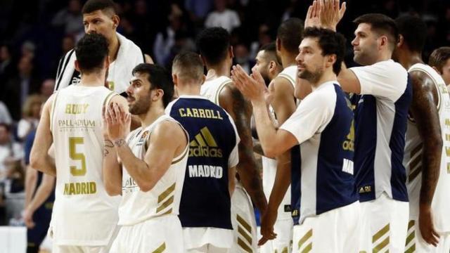 Los jugadores del Real Madrid celebran una victoria en el WiZink Center