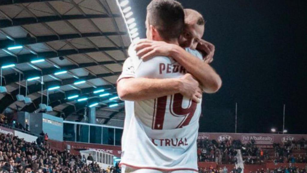 Zozulya celebra junto a Pedro el gol del Albacete