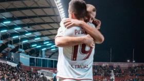 Zozulya celebra junto a Pedro el gol del Albacete
