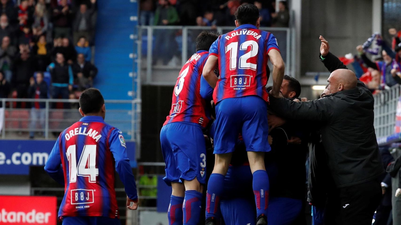 La piña de los jugadores del Eibar tras uno de los goles ante el Levante