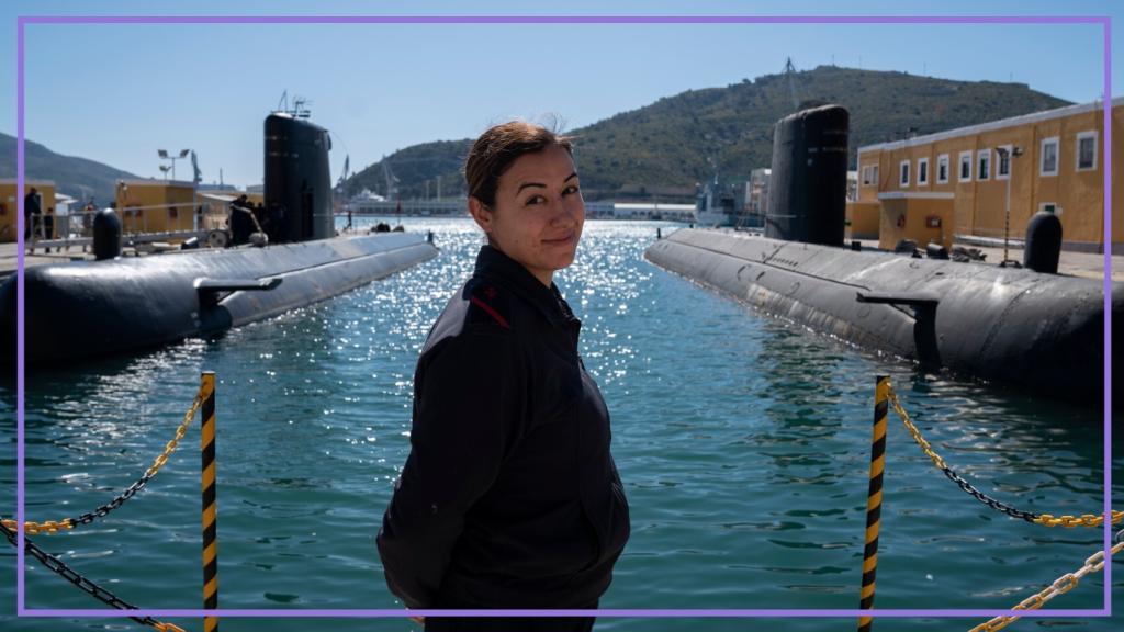 La torpedista Estefanía Ruiz, frente al submarino Tramontana, en el Arsenal de Cartagena.