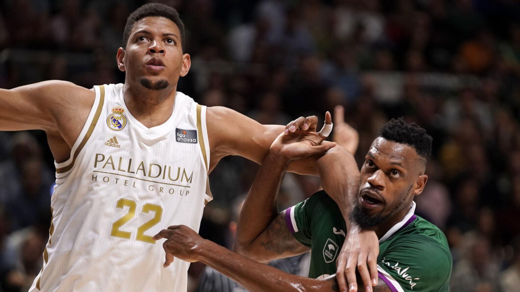 Tavres y Elegar, durante el partido de Liga Endesa entre Real Madrid y Unicaja