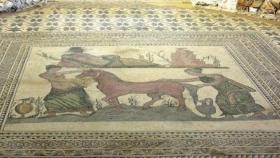 Mosaico en el suelo de una de las dependencias de la Villa romana de Almenara de Adaja 400x300