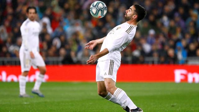 Dani Carvajal controla el balón con el pecho