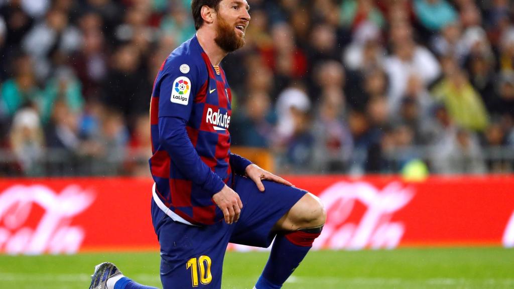 Leo Messi, con la rodilla derecha en el césped del Santiago Bernabéu