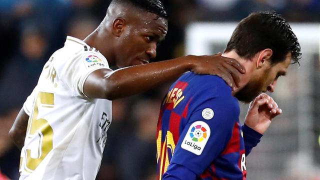 Vinicius Jr. dialoga con Leo Messi camino de los vestuarios al descanso de El Clásico