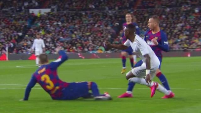 Vinicius reclamó penalti de Arthur Melo