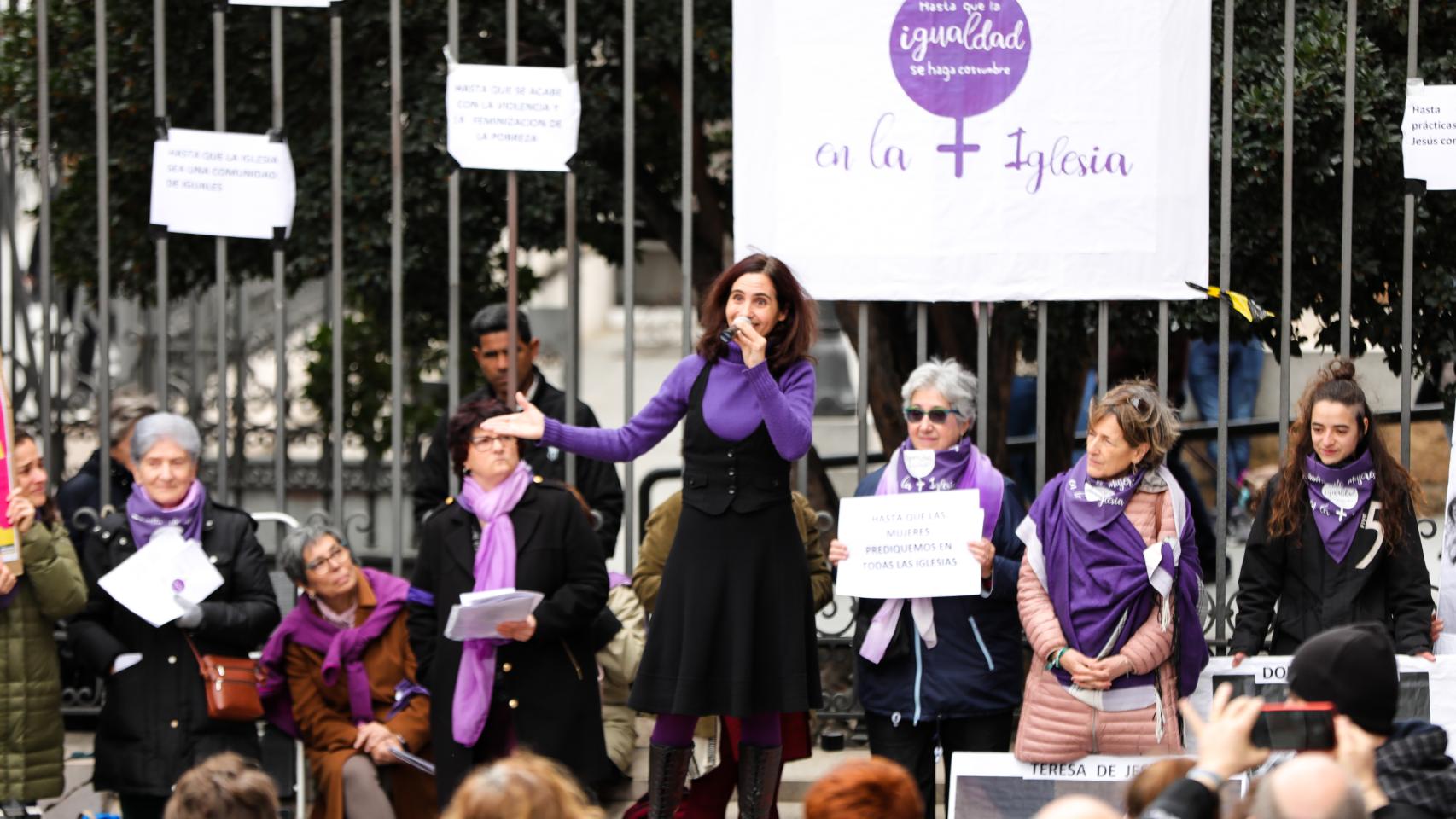 La plataforma Revuelta de Mujeres en la Iglesia se concentra junto a la catedral de la Almudena, en Madrid.