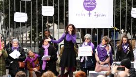 La plataforma Revuelta de Mujeres en la Iglesia se concentra junto a la catedral de la Almudena, en Madrid.