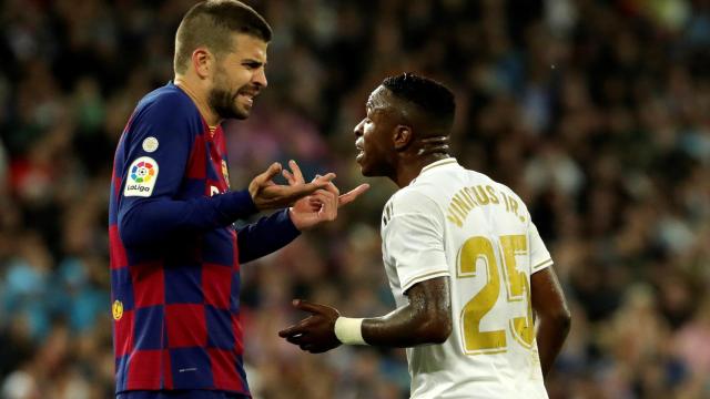 Gerard Piqué y Vinicius Jr durante El Clásico