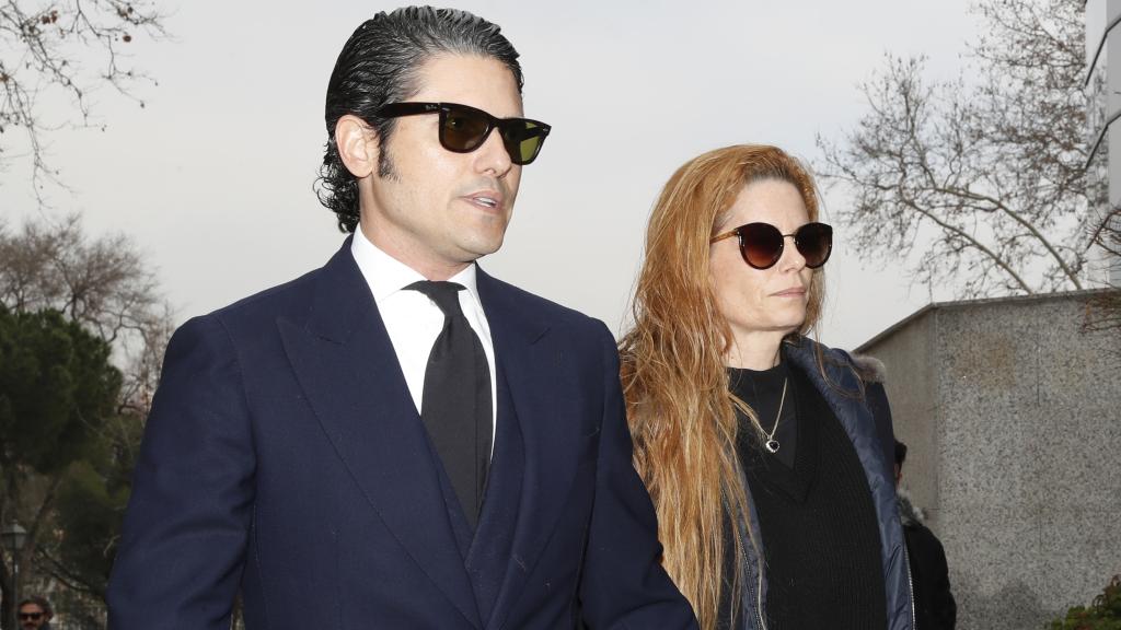 Olivia de Borbón y su marido, Julián Porras, en el funeral de Cristina Elena de Borbón.