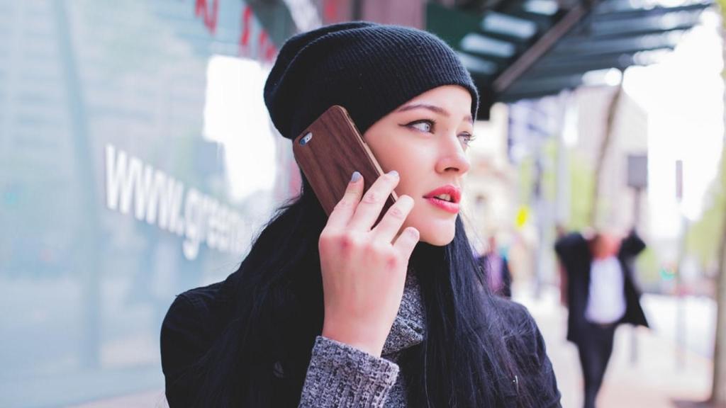 Mujer hablando por teléfono.