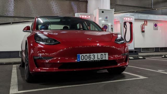 Un Tesla Model 3 repostando en un supercargador.