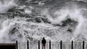 Una gran ola a punto de romper en el Paseo Nuevo de San Sebastián. EFE/Javier Etxezarreta