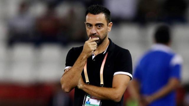 Xavi dirigiendo un partido del Al Sadd