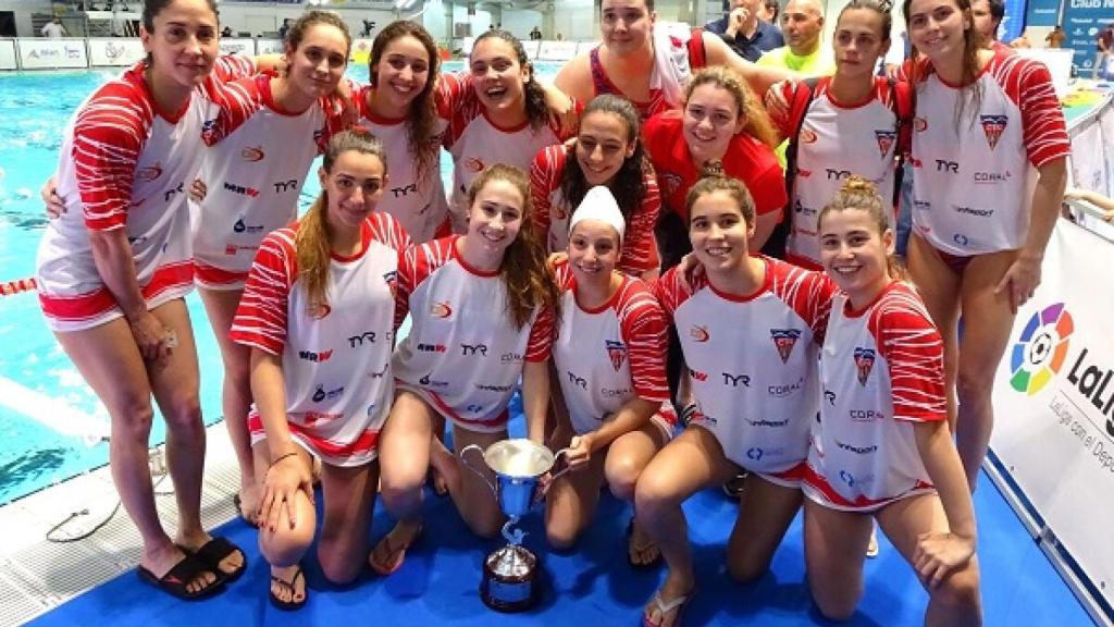 Las jugadoras del CN Terrassa de waterpolo con la copa de subcempeonas de la Copa de la Reina.