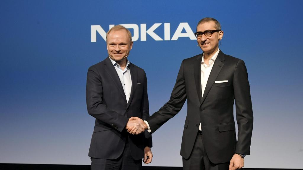 Pekka Lundmark y Rajeev Suri estrechan manos.