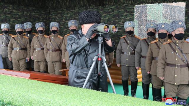 Kim Jong Un durante una prueba del Ejército es el único que no lleva máscarilla protectora.