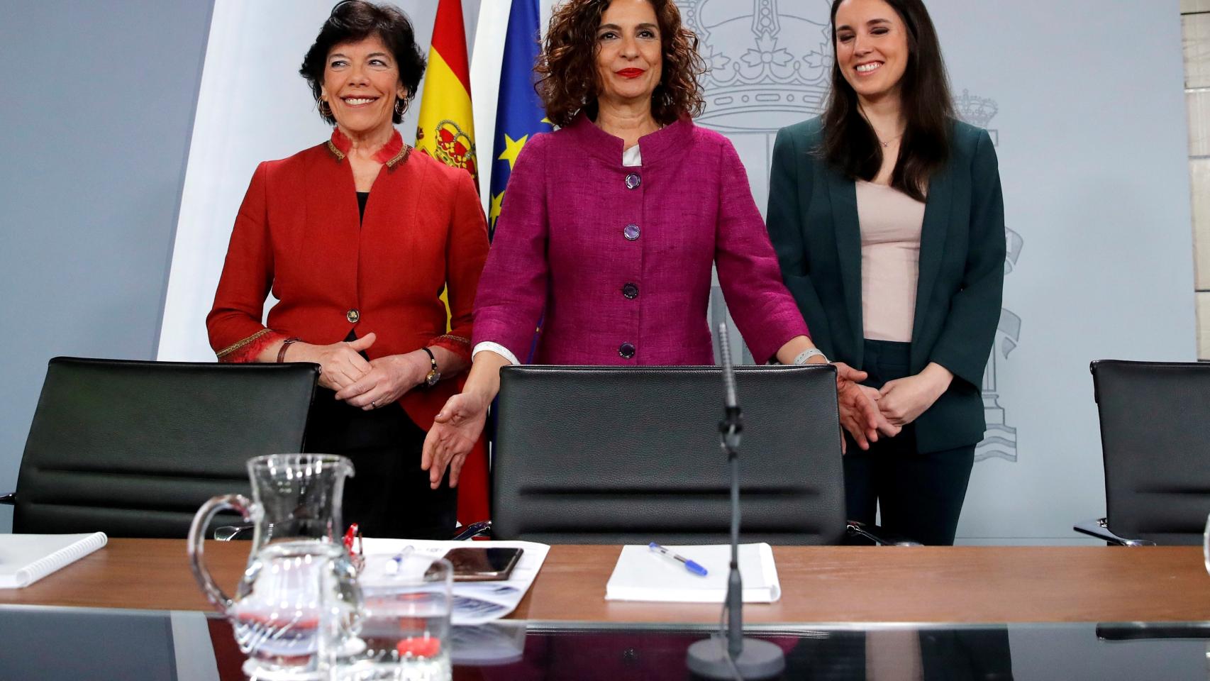 La ministra Portavoz, María Jesús Montero, junto con la ministra de Educación y Formación Profesional, Isabel Celaá, y la ministra de Igualdad, Irene Montero