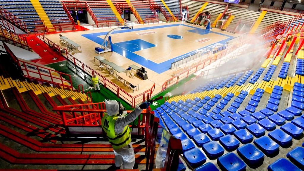 Un estadio italiano, en vías de desinfección.