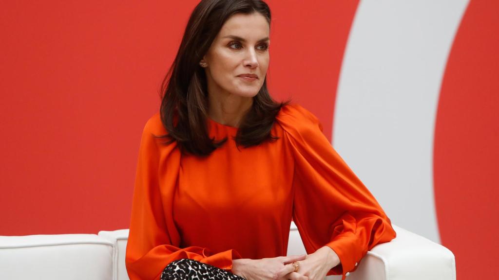 La reina Letizia estrenando blusa de Zara.