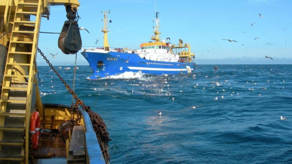 Barco de pesca faenando. Imagen de Cepesca.