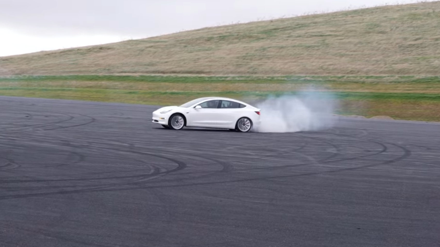 El Tesla Model 3 con el paquete y el modo para circuito