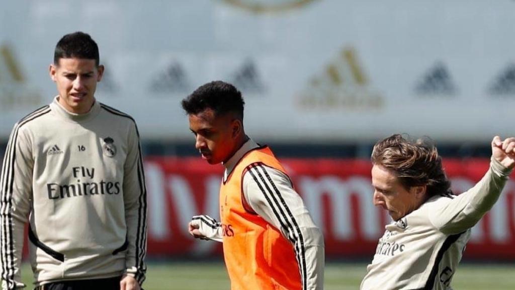 Reinier, uno más del grupo en el primer entrenamiento de la semana encarando a Luka Modric