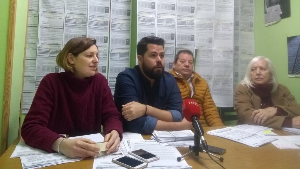 Los vecinos, en rueda de prensa, protestan por unas multas que consideran injustas.