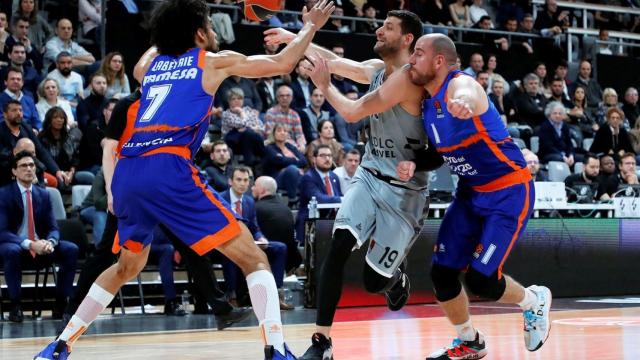 Antoine Diot, ante Louis Labeyrie y Quino Colom en el ASVEL Villeurbanne - Valencia Basket