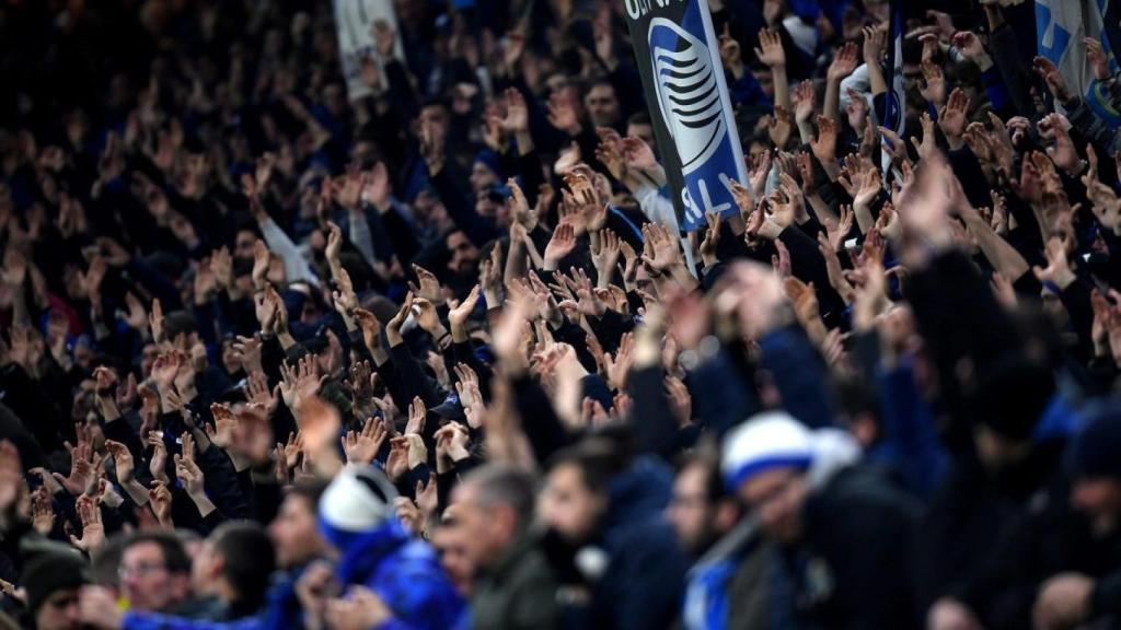 Los aficionados del Atalanta animan a su equipo ante el Valencia durante la ida de octavos de final de la Champions