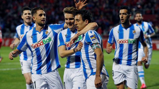 Los jugadores de la Real Sociedad celebran el gol de Oyarzabal de penalti