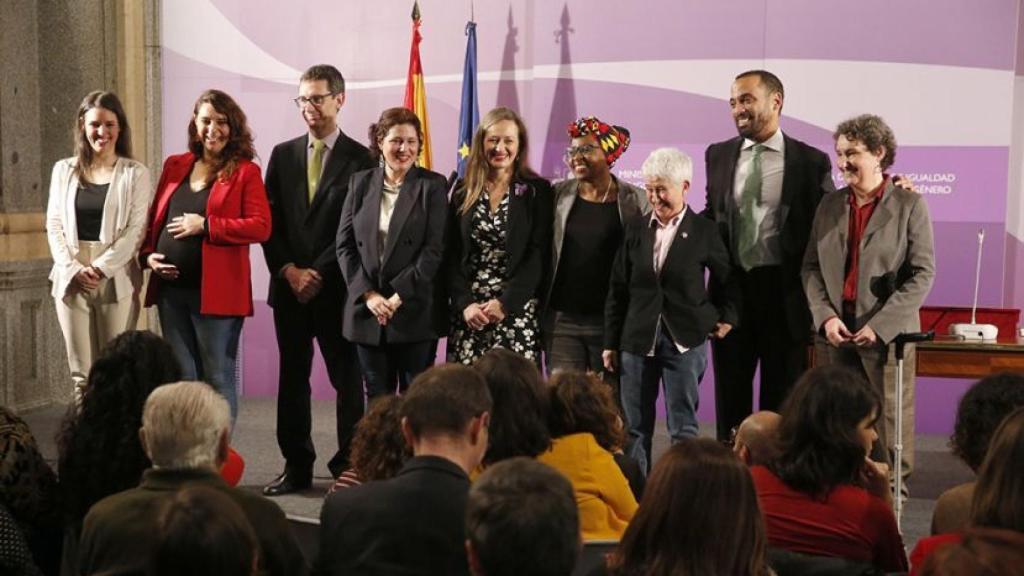 Irene Montero junto a parte de su equipo de Igualdad, entre ellas Amanda Mayer, (cuarta por la izquierda).