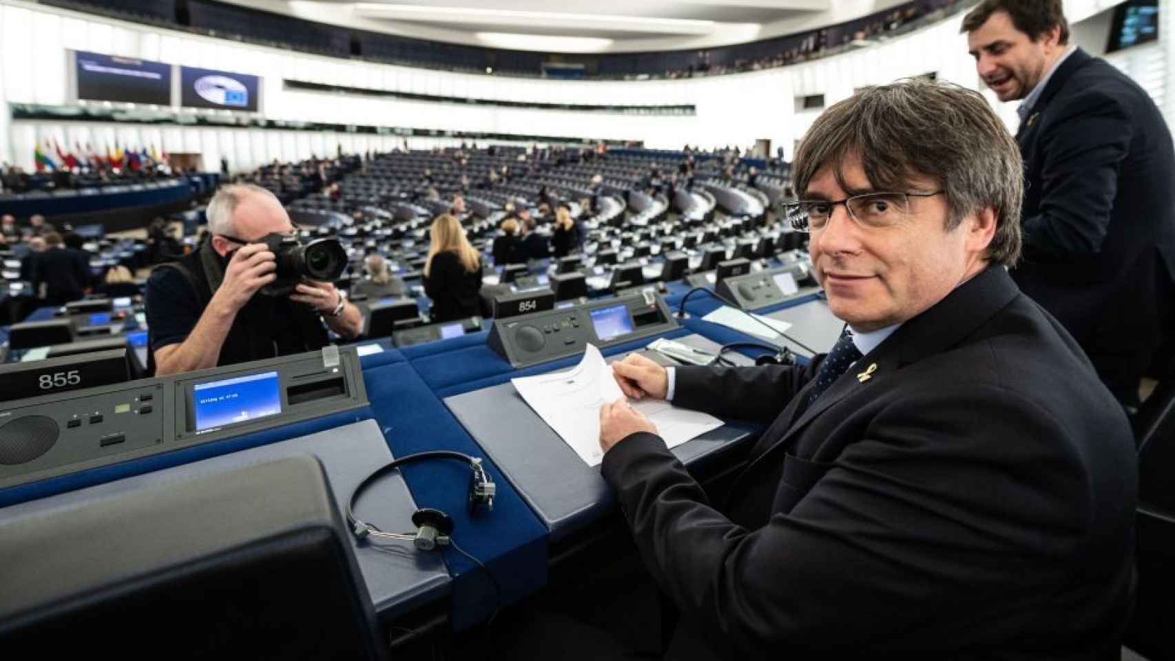 El expresident Carles Puigdemont, huido de la Justicia española, en su escaño del Parlamento Europeo.