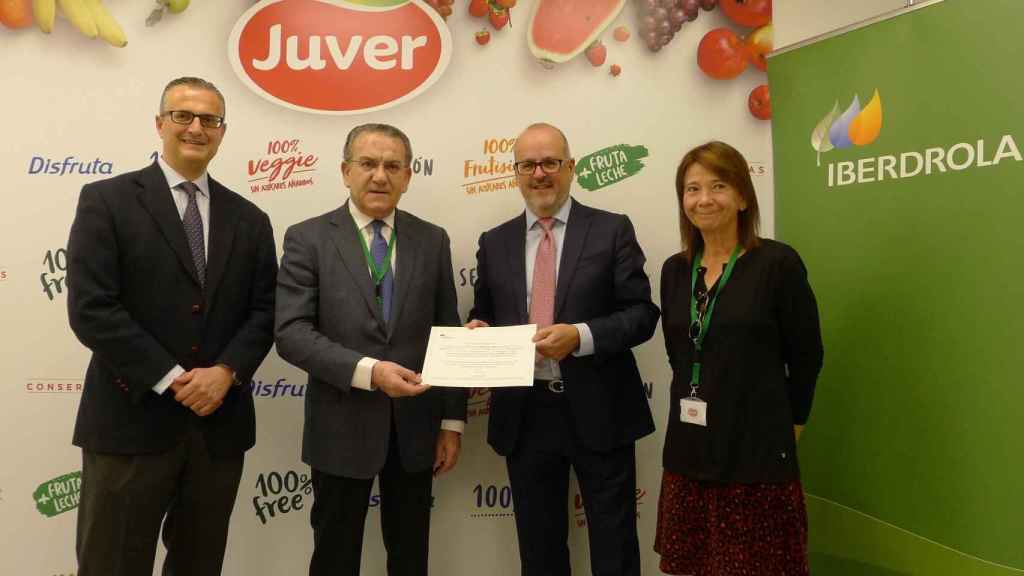 Momento de la firma del acuerdo entre Iberdrola y Juver.