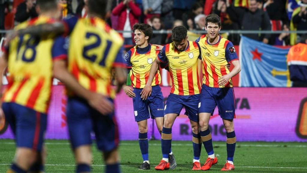 La selección catalana celebra un gol