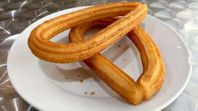 Un par de churros dispuestos para el desayuno.