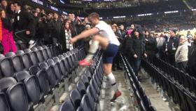 El jugador del Tottenham Eric Dier se lía a golpes en la grada con sus fans para defender a su hermano