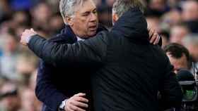 Carlo Ancelotti y Ole Gunnar Solksjaer se saludan antes del Everton - Manchester United