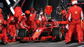 El equipo de Ferrari atendiendo al piloto