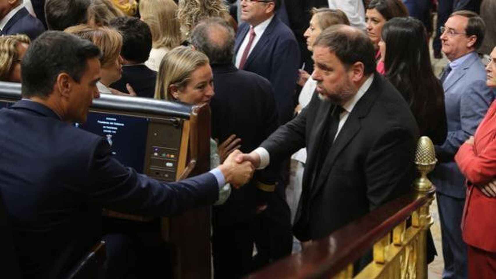 Junqueras saluda a Pedro Sánchez en mayo de 2019 en el Congreso.