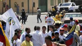 Momento en el que un hombre dispara a los manifestantes que acompañaban a Guaidó