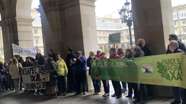 Concentración delante del Ayuntamiento de María Pita de vecinos del Agra del Orzán y padres de alumnos del Curros Enríquez