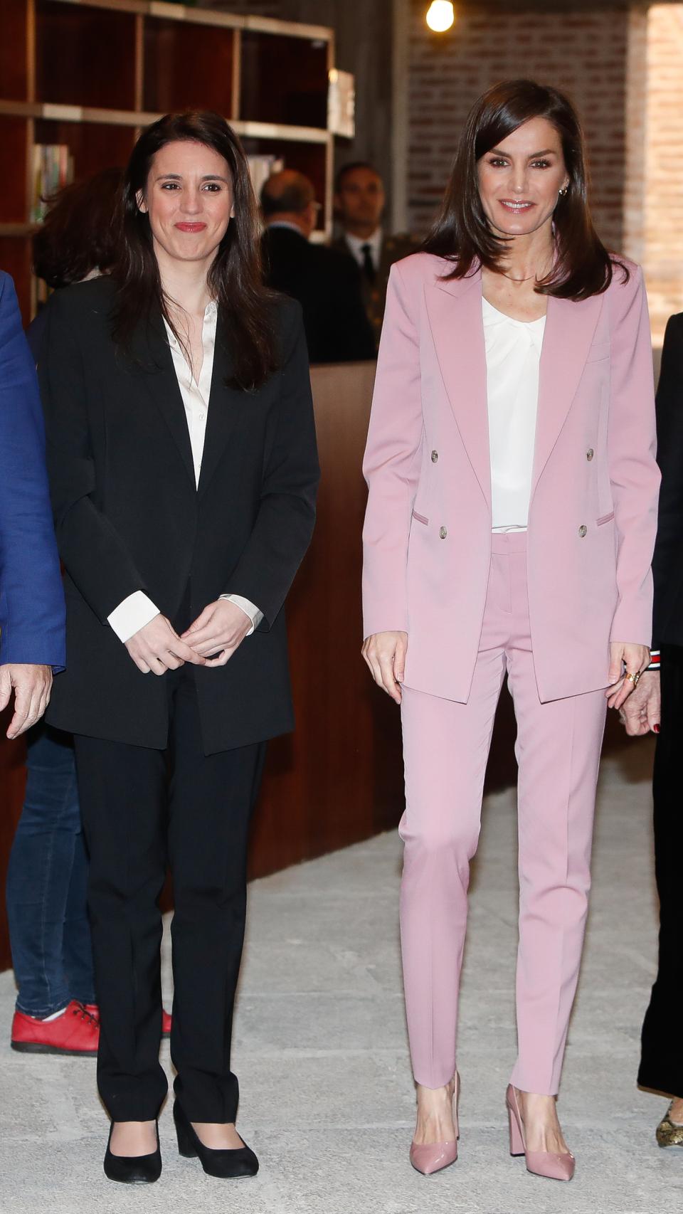 Ambas se han decantado por un traje de chaqueta 'working girl'.