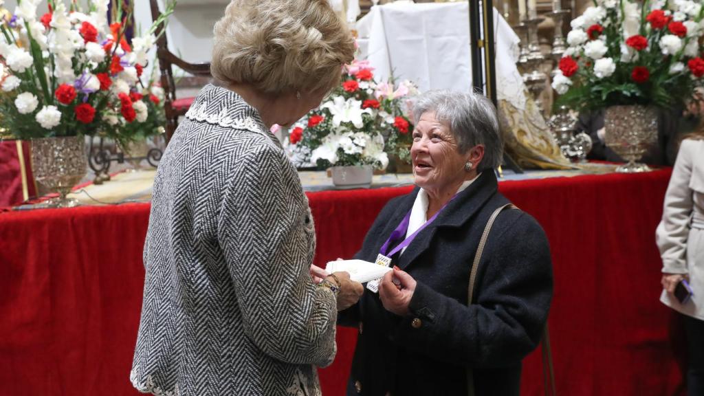 Una voluntaria de la hermandad le ha regalado un pañuelo blanco a la reina Sofía.
