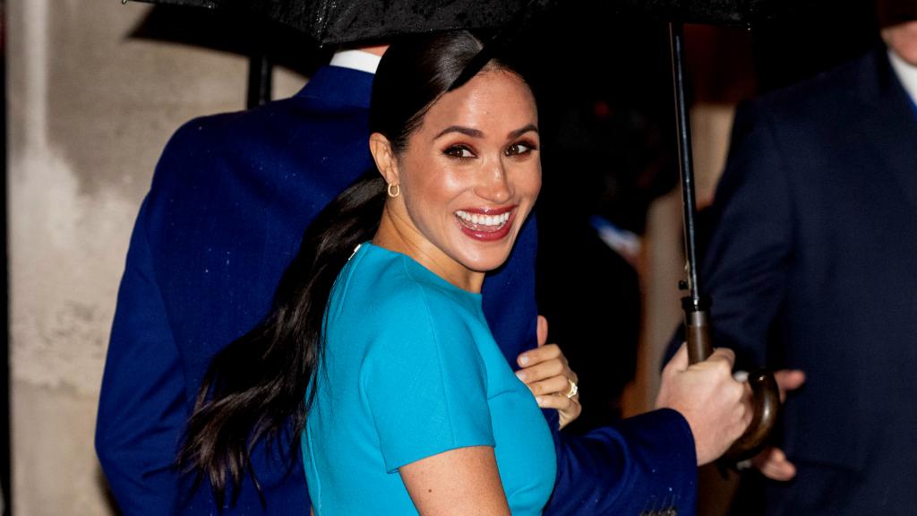 Meghan Markle con vestido de Victoria Beckham.