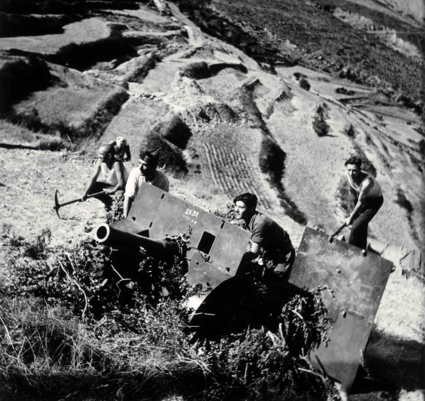 'Soldados republicanos con artillería, frente de Aragón, Huesca'. Fotografía de Gerda Taro.