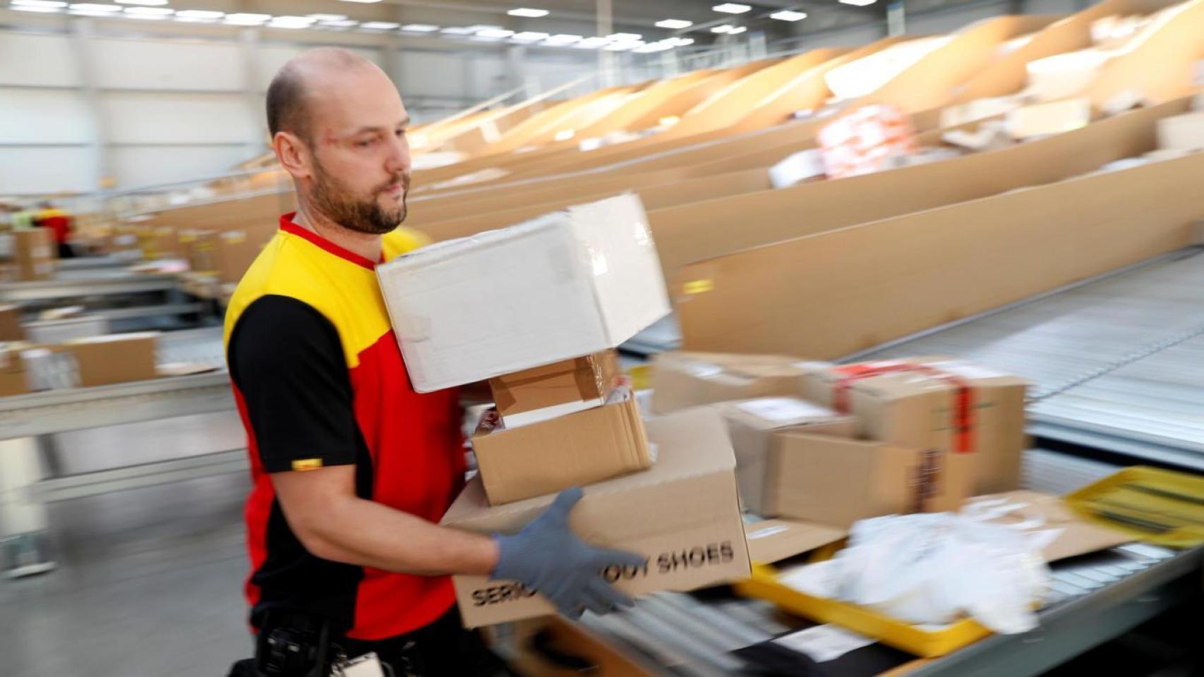 Un camionero de la empresa de paquetería DHL en un centro de distribución en Berlín.