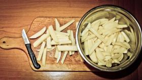 Patatas cortadas en 'palitos' para freír.